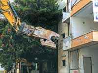 הריסה של בניין בפרויקט פינוי בינוי בבת ים. / צילום : כדיה לוי