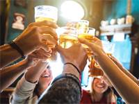 צעירים שותים בירה / צילום: Shutterstock