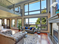 תקרות גבוהות וחלונות זכוכית בדירות יוקרה/ צילום: shutterstock