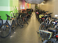 חניון אופניים בבניין משרדים ברמת גן / צילום: כדיה לוי