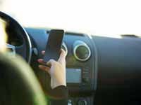 שימוש בטלפון הנייד בזמן הנהיגה / צילום:  Shutterstock/ א.ס.א.פ קריאייטיב