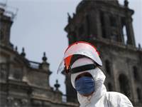 עובד משרד הבריאות מחטא את רובע העסקים של מקסיקו סיטי / צילום: Rebecca Blackwell, AP