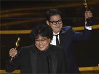 בונג ג'ון הו והאן ג'ין וון, אחרי הזכייה בפרס התסריט הטוב ביותר בטקס האוסקר / צילום: כריס פיזלו, AP
