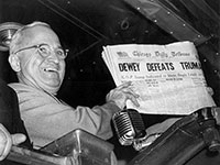 המנצח הארי טרומן אוחז בעיתון “שיקגו טריביון”, שהכריז עליו באותו הבוקר כמפסיד: ״דיואי מביס את טרומן״ / צילום: Byron Rollins, Associated Press