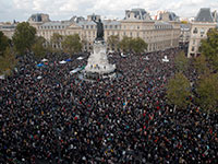 אלפים בכיכר הרפובליקה בפאריס ביום ראשון כמחאה על רצח המורה לאזרחות / צילום: Michel Euler, Associated Press