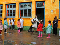 שיעור בחוץ בבית ספר באורוגוואי. אחרי בדיקות לכל המורים, פתחו את כל בתי הספר / צילום: Walter Paciello, רויטרס