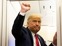 דונלד טראמפ במטוס אייר פורס 1, השבוע / צילום: Alex Brandon, Associated Press
