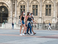 צעירים במרכז פריז בימי קורונה / צילום: shutterstock, שאטרסטוק