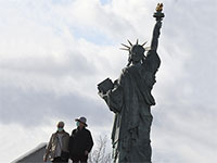 העתק של פסל החירות בצרפת.על הכף מוטל לא פחות מעתיד היחסים הטרנס-אטלנטיים בין היבשת לבין ארה"ב.  / צילום: Michel Euler, Associated Press