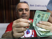 חלפן כספים בביירות  / צילום: MOHAMED AZAKIR, רויטרס