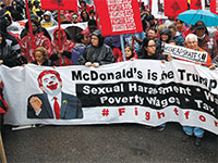 עובדי מקדונלדס ועובדי שכר מינימום אחרים מפגינים בעד העלאת שכר המינימום בשיקגו  / צילום: Frank Polich, רויטרס