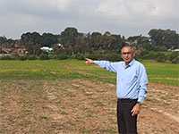 ראש המועצה דורון שידלוב בשטח המיועד להקמת המפעל / צילום: יח"צ