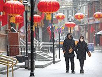 תיירים ברחובות סין / צילום: Mark Schiefelbein, Associated Press
