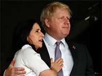 ראש ממשלת בריטניה, בוריס ג'ונסון ואשתו מרינה ווילר / צילום: Jae C. Hong, AP