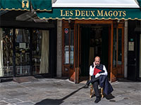 בתי קפה סגורים בצרפת לאחר שראש הממשלה הורה להשבתה כוללת / צילום: Rafael Yaghobzadeh, Associated Press