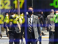 המדדים של בורסת טוקיו משתקפים על אחת החברות הכלכליות במרכז טוקיו / צילום: Koji Sasahara, Associated Press