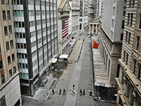 מרכז הסחר העולמי בוול סטריט, ניו יורק, העמוס בדרך כלל, שומם / צילום: John Minchillo, Associated Press
