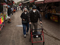 זוג קשישים בקניות בשוק / צילום: Oded Balilty, Associated Press