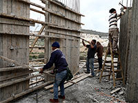 פועלים פלסטינים באתר בניה בישראל, אזור ירושלים / צילום: Ammar Awad, רויטרס