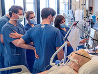 רופאים מקבלים תדרוך על מכונת הנשמה חדשה בבית חולים בהמבורג בגרמניה בשבוע שעבר / צילום: רויטרס