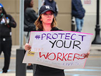 עובדת של אמזון מפגינה נגד החברה / צילום: Bebeto Matthews, Associated Press