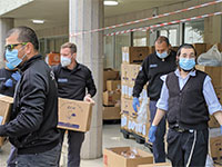 חלוקת חבילות סיוע לנזקקים בחיפה / צילום: ברק סלע