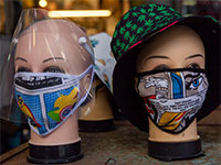 בובות בחלון ראווה חובשות מסיכות בד / צילום: Ariel Schalit, Associated Press