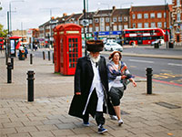זוג מבוגר בשכונה יהודית בלונדון / צילום: Henry Nicholls, רויטרס