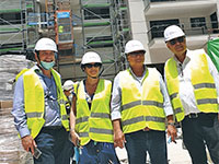 מימין: נחשון קיויתי, חיים אביטן, עינת גנון ורועי אלקבץ, באתר הבנייה של הפרויקט ברחוב לה גארדיה / צילום: יח"צ