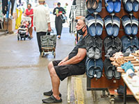 בעלים של דוכן בשוק ברמלה. היציאה מהמשבר הכלכלי לא נראית באופק / צילום: שלומי יוסף, גלובס