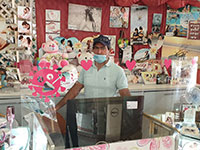 בעלי חנות מזכרות בערד, אחת הערים שנפגעה מאוד כלכלית בעקבות משבר הקורונה, מוגן בלוחות פלסטיק  / צילום: גיא ליברמן, גלובס