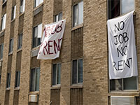 שלט מחאה בארה"ב. בעלי משכנתאות דווקא קיבלו סיוע / צילום: Andrew Harnik, Associated Press