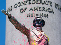 פסלו של מנהיג הקונפדרציה, ג'פרי דיוויס, מושחת בריצ'מונד וריג'ניה / צילום: Ben Birchall , Associated Press