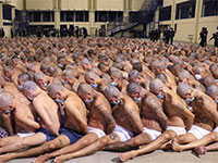 אסירים בכלא באל־סלוודור. אלפים הושלכו לכלא על אי־עמידה בהנחיות הסגר / צילום: Associated Press