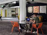 מתחם ירוק בכפר מונאש. חלקו עם השוכרים את דמי השכירות בתקופת הקורונה / צילום: יח"צ