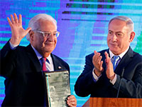 השגריר האמריקאי פרידמן וראש הממשלה נתניהו בטקס פתיחת השגרירות בירושלים / צילום: Amir Cohen, רויטרס