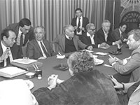 1985: מצילים את המשק ישיבת הממשלה, בראשות רה"מ שמעון פרס, שדנה באישור תוכנית הייצוב הכלכלית / צילום: HERMAN CHANANIA, לע"מ