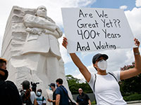 הפגנה ליד הפסל של מרטין לות'ר קינג ביום ציון שחרור העבדות / צילום: Jacquelyn Martin, Associated Press