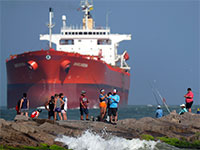 מיכלית ליד טקסס, מאי. נפט שמאוחסן במכליות בים ירד ב־35 מיליון חביות ביוני מהשיא במאי / צילום: Eric Gay, Associated Press