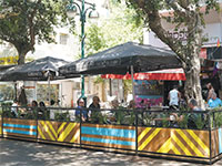 מקומות חניה שהוסבו למקומות ישיבה לסועדים בבתי קפה ברמת גן / צילום: אילן ספרא