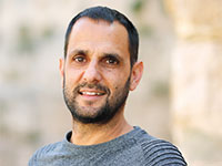 דודו חקימיאן, בעלי "מיוגי - יוגה לכל המשפחה" / צילום: ריקי רחמן