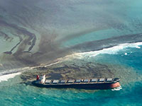 שמן מנועים זולג מתוך ספינה ליד חופי מאוריציוס. המדינה הכריזה על מצב חירום סביבתי / צילום: Eric Villars, Associated Press