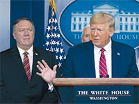 הנשיא טראמפ ומזכיר המדינה פומפיאו. התוכנית היא חלק ממלחמת הסחר מול סין / צילום: Evan Vucci, Associated Press