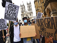 מחאה המונית בלונדון נגד האלגוריתם שהפחית משמעותית את ציוני הבגרות / צילום: Victoria Jones, Associated Press