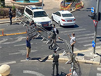 מפגינים מול מאהל ההפגנה / צילום: אין מצב