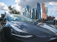 מכונית של טסלה ברוסיה. הצלחת החברה גוררת חברות בתחום החשמלי להנפיק בוול סטריט / צילום: EVGENIA NOVOZHENINA, רויטרס