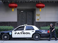 שוטרים מפטרלים סביב הקונסוליה הסינית ביוסטון, יום לאחר ההוראה האמריקאית על סגירתה ב־22 ביולי / צילום: David J. Phillip, Associated Press