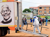 קליניקה ניידת לבדיקות קורונה בדרום אפריקה. נעשו מאמצים להגביר את הבדיקות בקרב חולי שחפת / צילום: Dino Lloyd, רויטרס