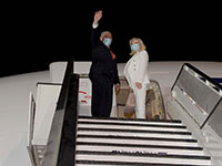 ראש הממשלה בנימין נתניהו ורעייתו עולים למטוס לחתימת ההסכם בוושינגטון / צילום: אבי אוחיון, לע"מ