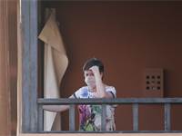 אישה בבידוד בבית מלון בטנריף / צילום: Joan Mateu, AP